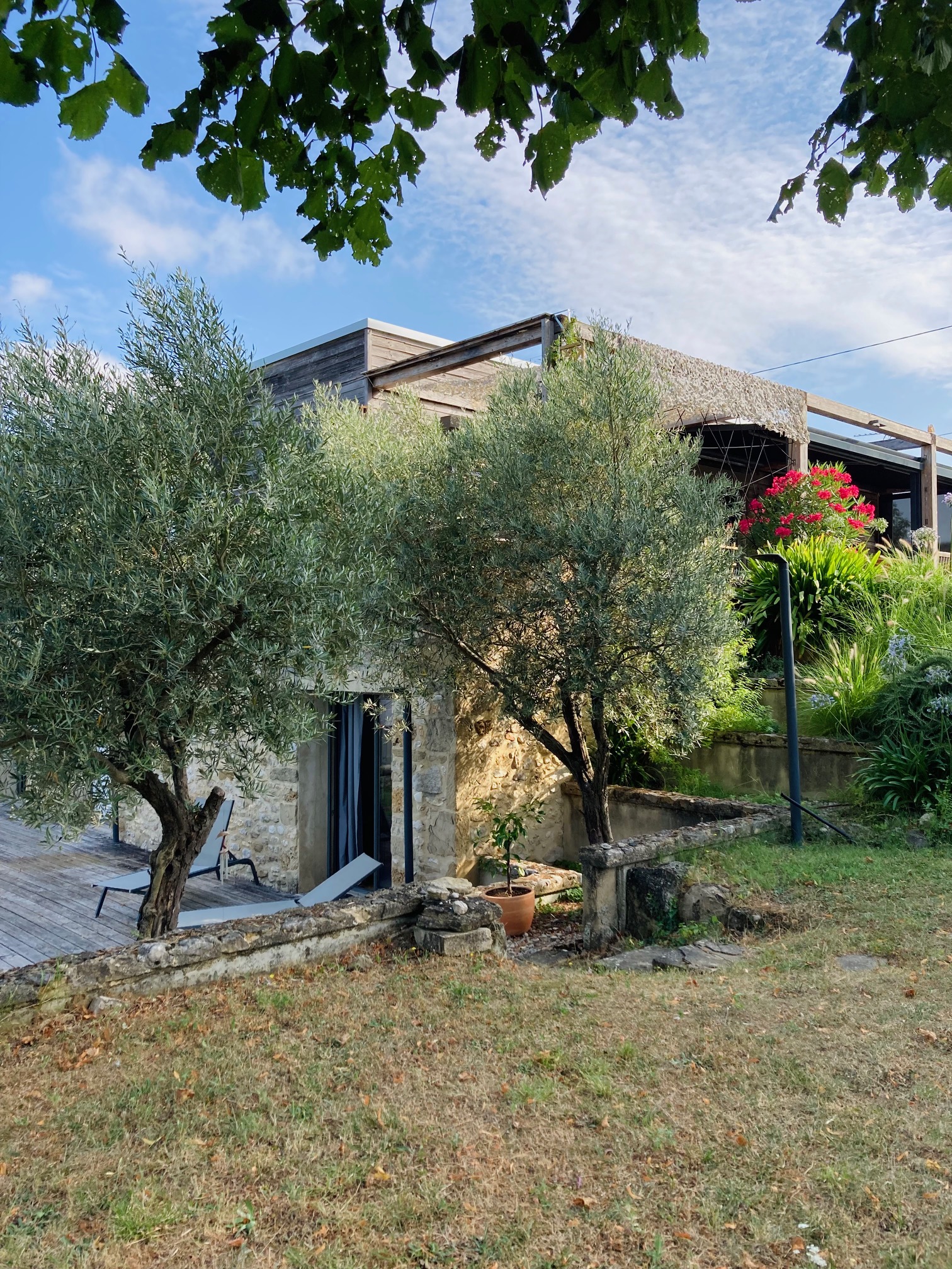Vue angle maison séjour ressource Drôme et oliviers