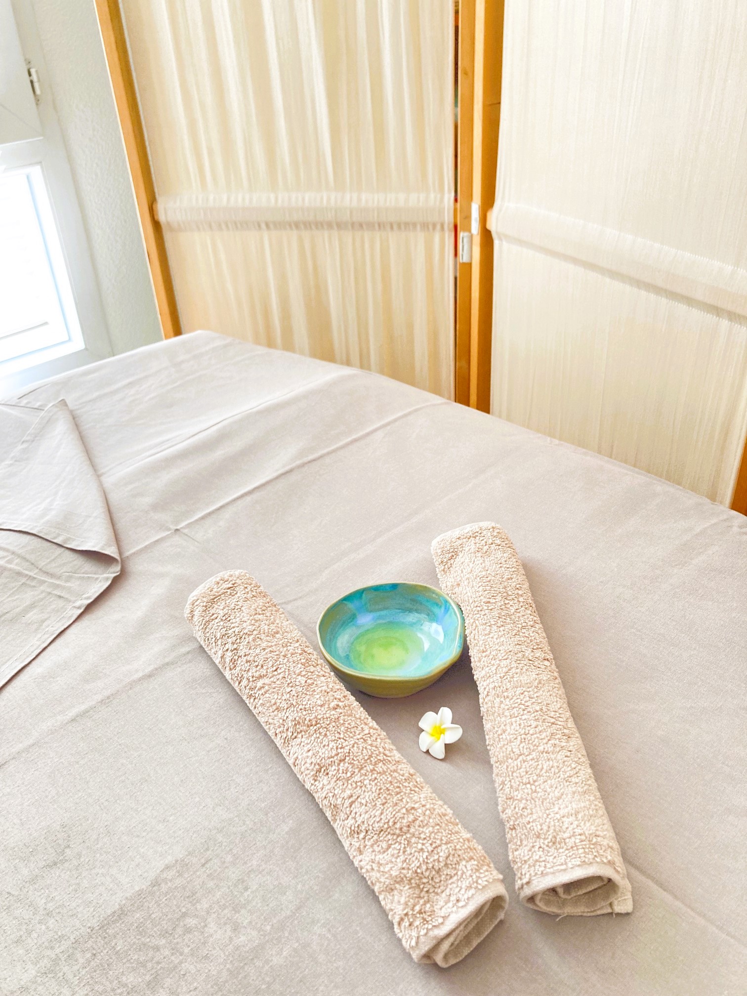 table de massage, huile, serviettes, fleur de tiaré
